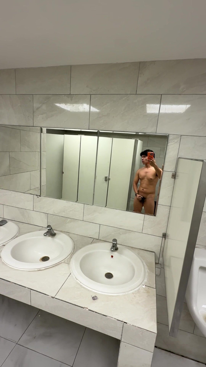 joanraay: 화장실에서 자위