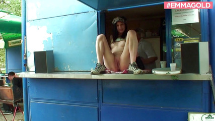Emma Gold: Openbare seks Ik neuk ze op de imbiss