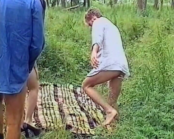 YOUR FIRST PORN: Sıcak esmer ve iki penis