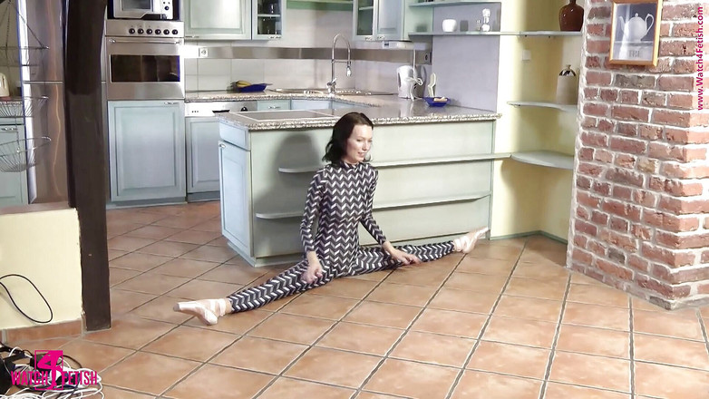Watch4fetish: Flexibilita ve spandexovém kombinéze