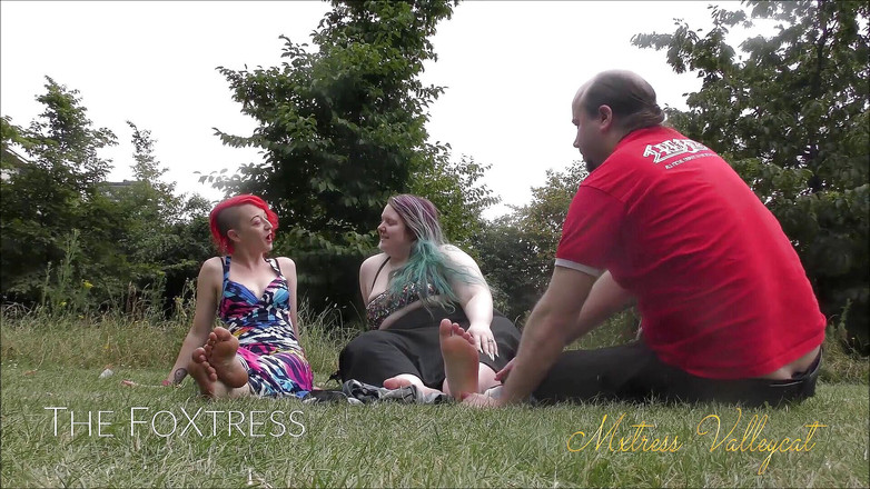 Mxtress Valleycat: 公園で両足に奉仕する