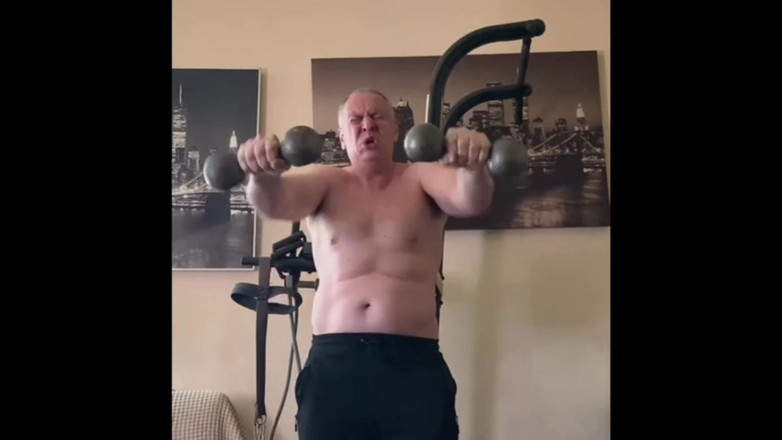 Alex Igogo: 자위와 헬스장