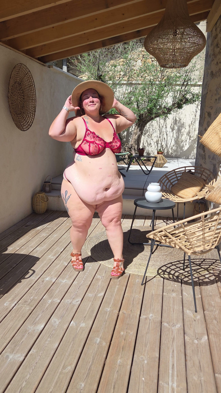 abricot sucree: I Show Myself Naked Outside Next to the Pool