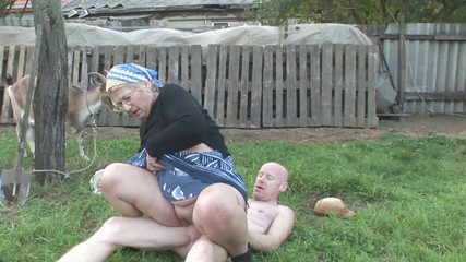 Old PIGS XXX: Büyük götlü nine memelere boşalmayı ve açık havada sikişmeyi seviyor