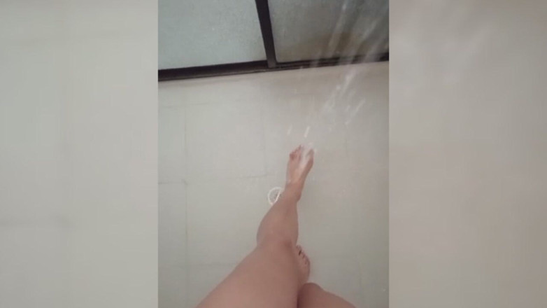 Lulu sweet: シャワー中のセクシーな足