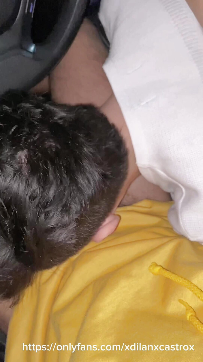 Dilan Castro: Крейсерский молодой паренек-студент сосет член замужней прямо у водителя Uber в машине и глотает сперму