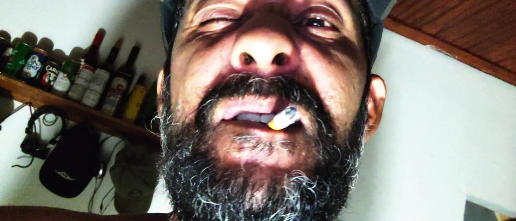 Stink HairyMale: 抽烟和露脚