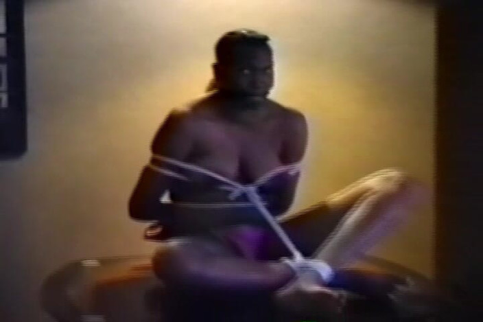 Club of Bondaged Babes: Sledujte ebenovou bae s velkými kozami, jak je svázaná na...