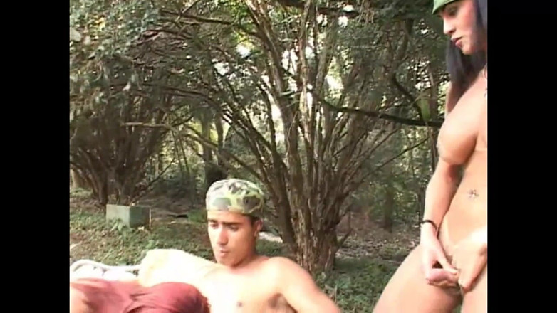 The Hunter Collection: Тройничок со шлюхой и шлюховатым трансом с большим членом. Действительно удивительный секс!