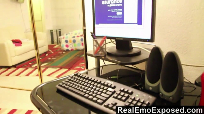 Real Emo Exposed: RealEmoExposed - сосущая яйца эмо Angel Starr