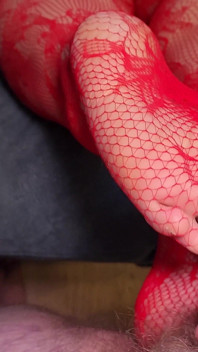 Footjob oleh awek montel dalam stoking red lace dan seluar dalam hitam