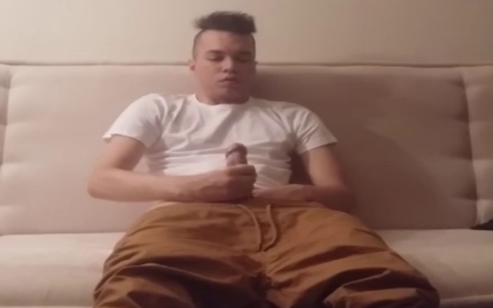 Elio Rivao: 거실에서 자지를 가지고 노는 중