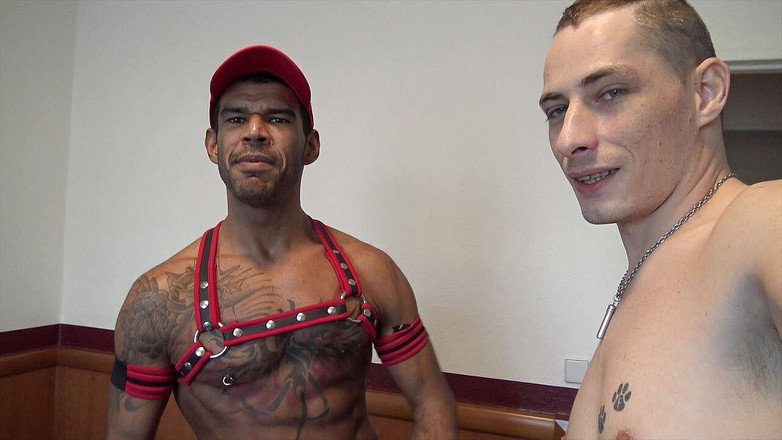 Gaybareback: Sexy blonďatá twinka šuká bez sedla Leon XXL v Berlíně