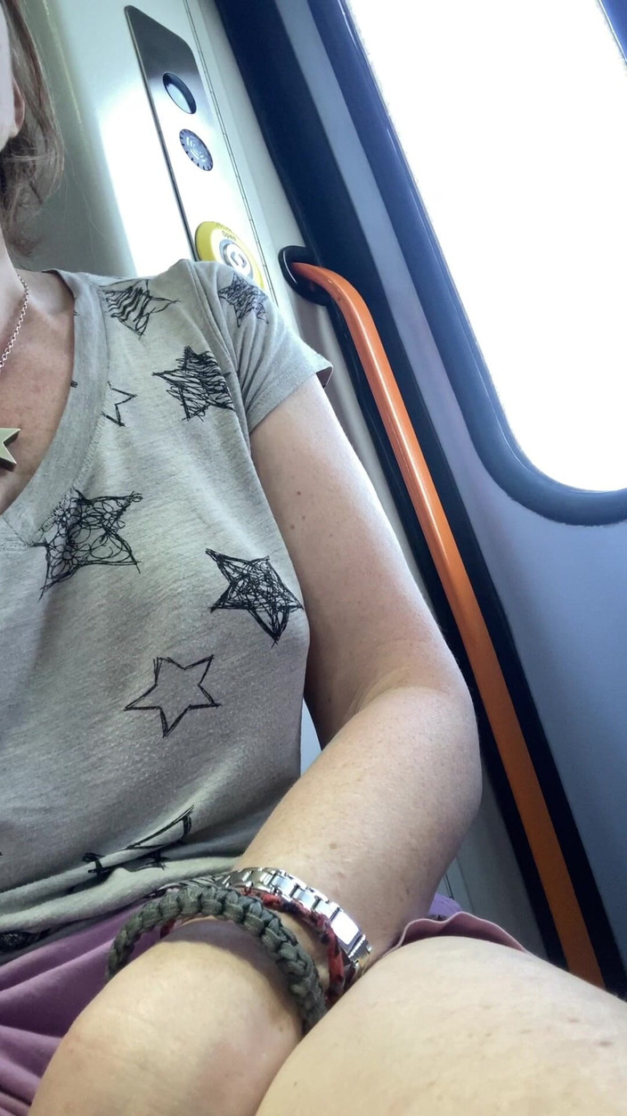 MistressWriggler: 阴户 n pubes 在交通中玩耍，让我的手指闻起来很美！