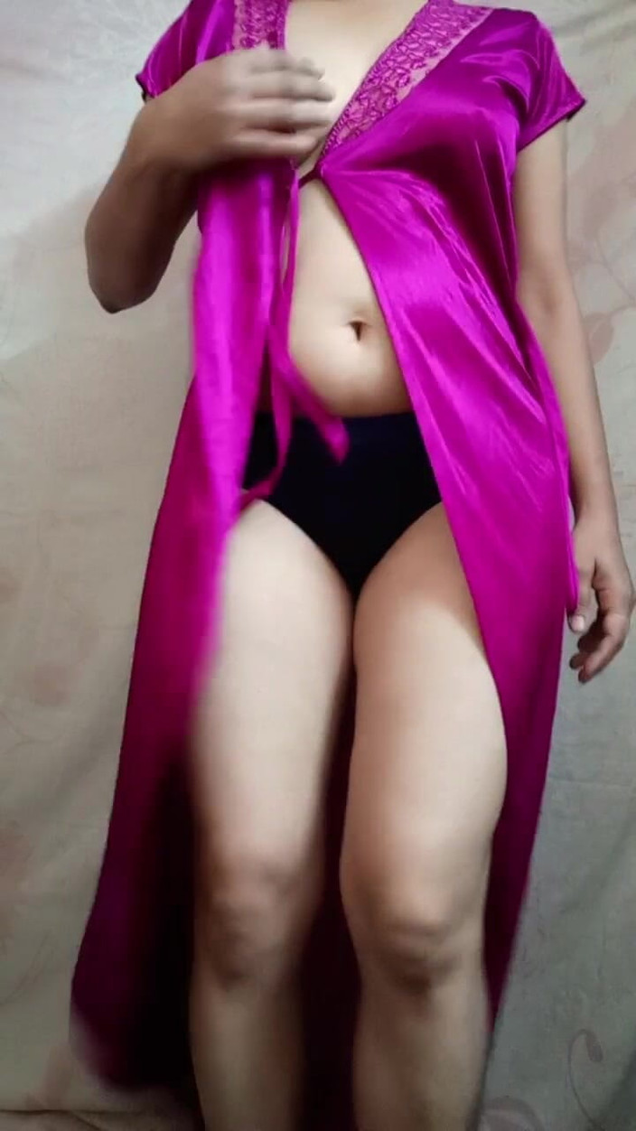 Joya Malik: 跳舞的女孩拍摄视频，显示她的屁股，胸部和臀部为男朋友