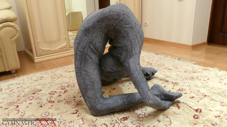 Gymnastic: 스판덱스 캣수트를 입은 왜곡 여왕
