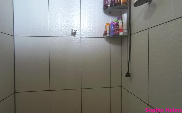 Sophie HelenAss: Loira rabuda e peituda Natual Rolls no banho e deixa...