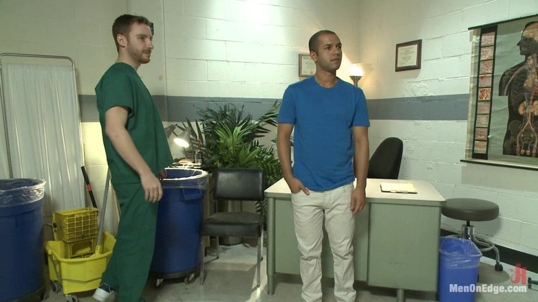 Men on Edge: Carter West undersöks medicinskt och kantar av två pervers