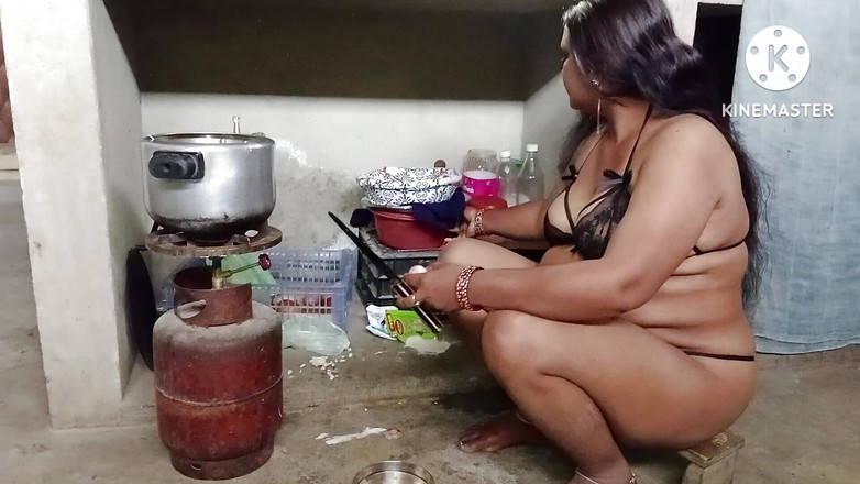 Husband wife: Fahişe mutfakta yemek pişiriyor, kayınpeder onu yarağıyla sikiyor