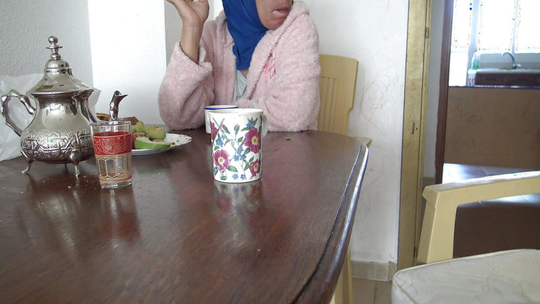 Souzan Halabi: O musulmană perversă îl lasă pe fiul vitreg să ejaculeze în cafeaua...