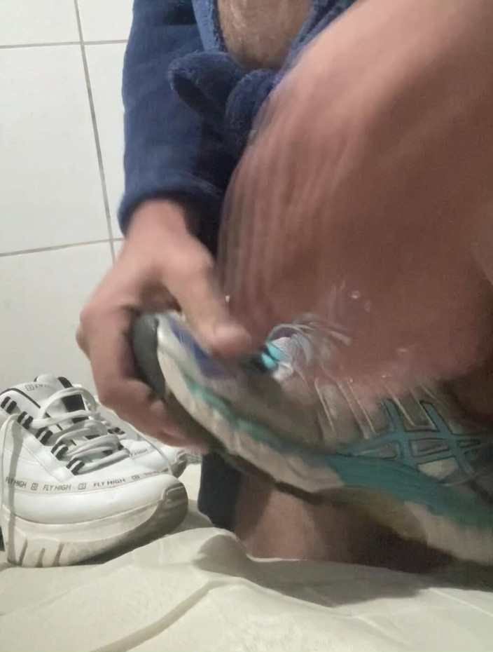 Sneakerfetish_BR: Je baise les baskets de mes femmes