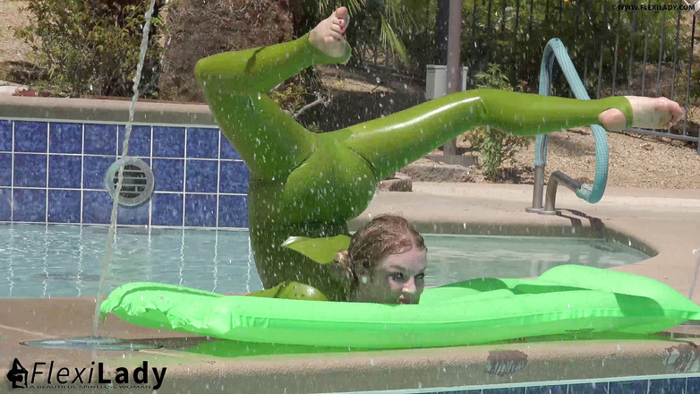 Fem Latex: 라스베가스에서 화창한 날 나는 내 라텍스 catsuit을 과시하고 나를 유연하게 구부리는 시간을 사용합니다.