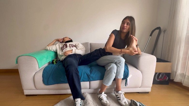 scarlettandc: 땀에 젖은 발 냄새와 마사지로 페티쉬를 보여주는 여친