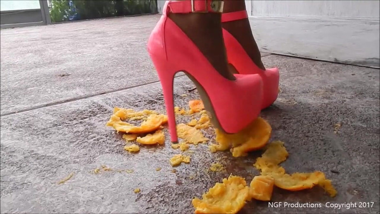 Nasty Girlfriends: Sofia sprutar orange förälskelse i rosa stilettos