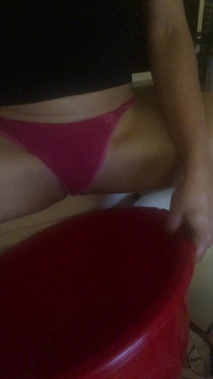 BAnna2023: MILF kencing di dalam periuk!