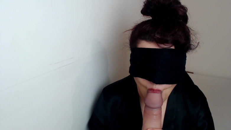 Evelyn Butt: Blindfolded gamer girl sucking stranger's huge cock!