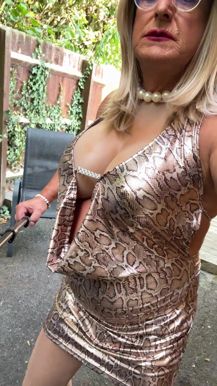 Kellycd2022: Sexy Crossdresser Kellycd2022 v Zlatém leopardu Tisk šaty Tan Punčocháče a...