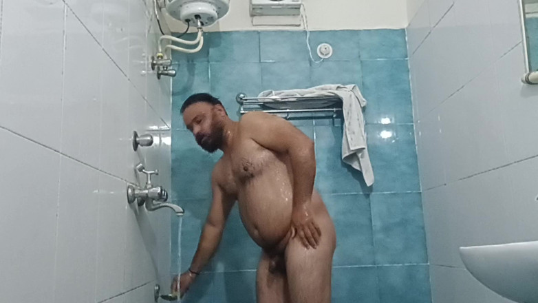 Austin Rose: Người Cha Khỏa Thân Ấn Độ Tận Hưởng Một Vòi Hoa Sen...