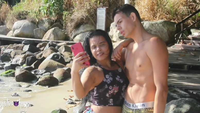 VictorHugo: मैं उस काले बाल वाली के साथ टूट गया जिसने उसने समुद्र तट पर एक अजनबी को दिया