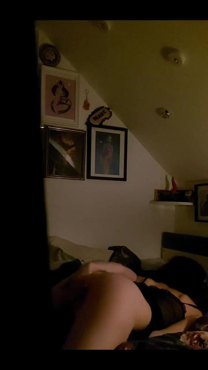 CherryOrchid: Pov sei il mio compagno di stanza peeker che vaga...