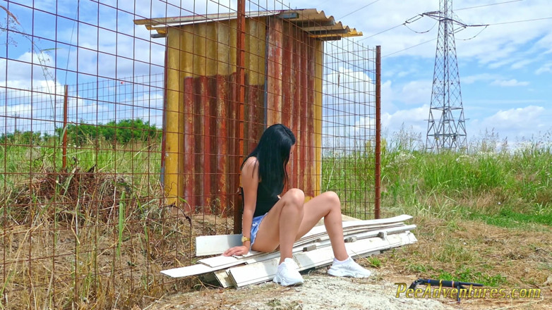 Pee Adventures: Seksi Esmer Dışarıda Idrar Kesesini Boşaltmaya Çalışıyor, Sonra inşaattaki Bir Evin...
