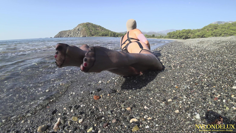 Nylondelux: fetiș în formă pe plajă 4k