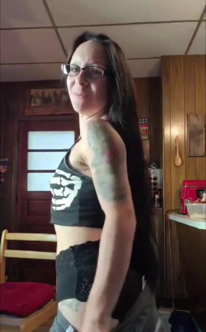 Raven Willow: さあ、ストロークして、10からカウントダウンしましょう、私はあなたがそれを裸に見ずに絶頂することを知っています