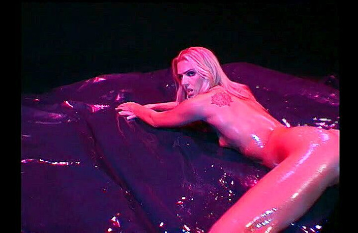 Outdoor pervs: हॉट लड़कियां फिसलन भरे सेक्स के लिए तेल से सनी हुई हो जाती हैं