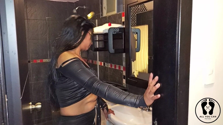 All You Can Fetish: Latin Hot MILF Piss in the Shower Putting Thing up...