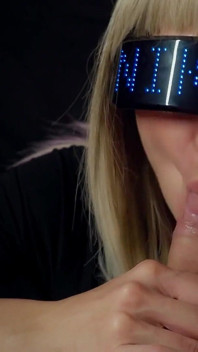Awek Yberpunk Greedily menghisap semua air mani daripada peminatnya