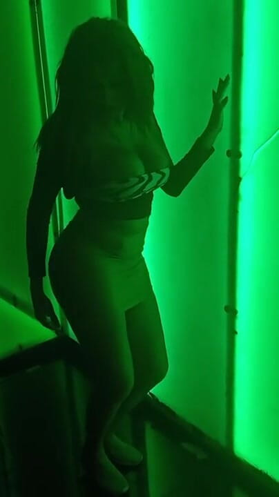 Barbietransxxxx: Tranny ukazuje zadek v baru
