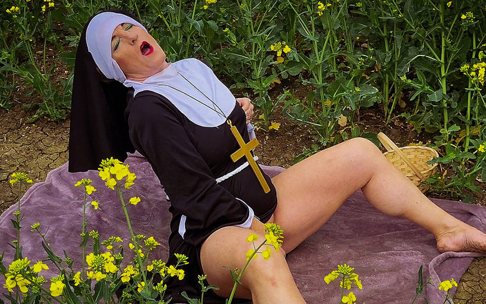 The adventures of Kylie Britain: 修女凯莉的春天快乐