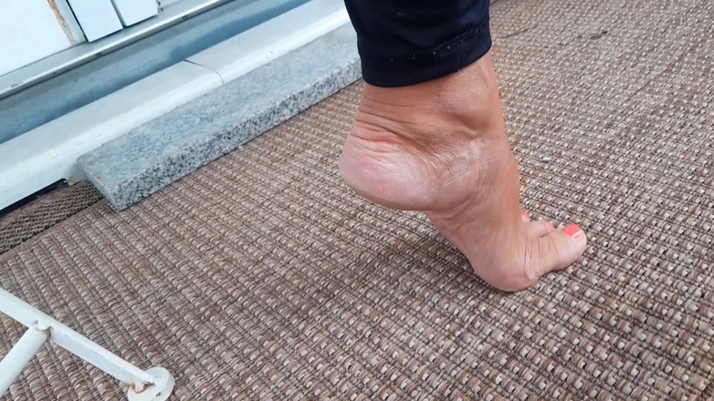 Selena701: Soție amatoare blondă matură se bucură de venerarea picioarelor