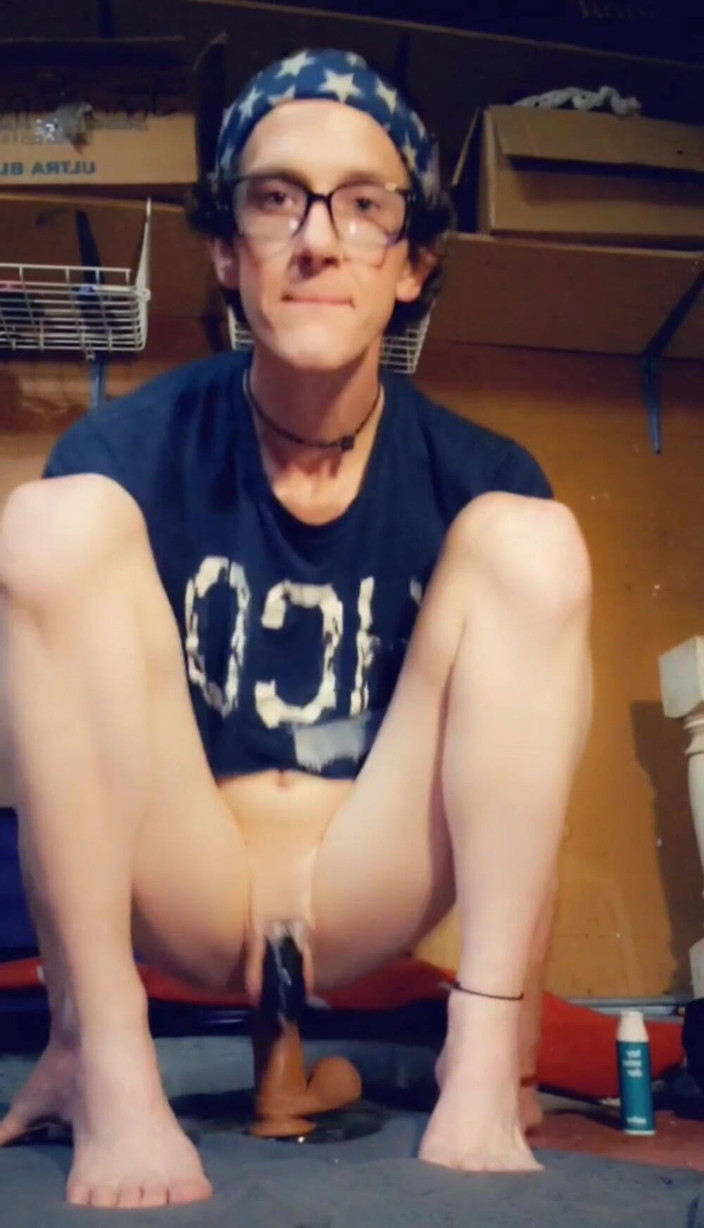 Clay Lindsey: 순결 케이지에 갇힌 자지로 장난감을 튕기다!