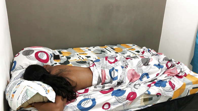 Johanna_love: Min styvsyster är ensam i sin säng och jag går in...