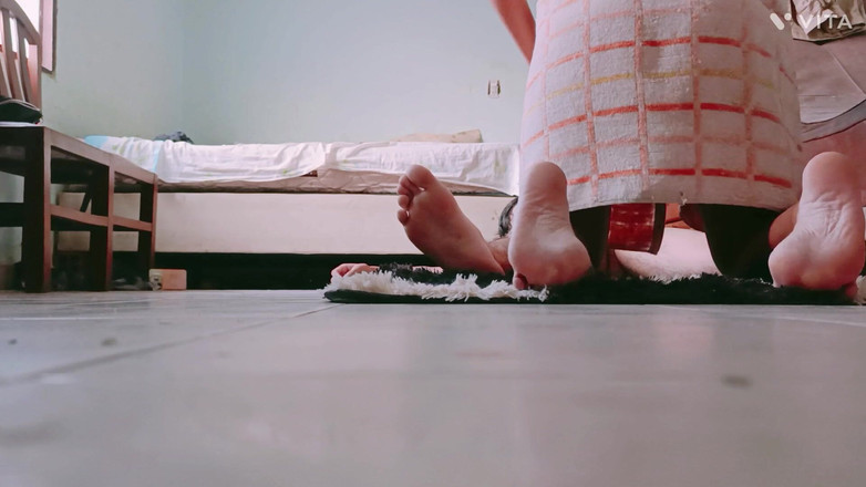 Kamila6922: Pozvu sousedku a šukám ji na novém koberci, aniž by si...