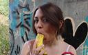 Miriam Prado: A good masturbation outdoors with a banana? Why not!