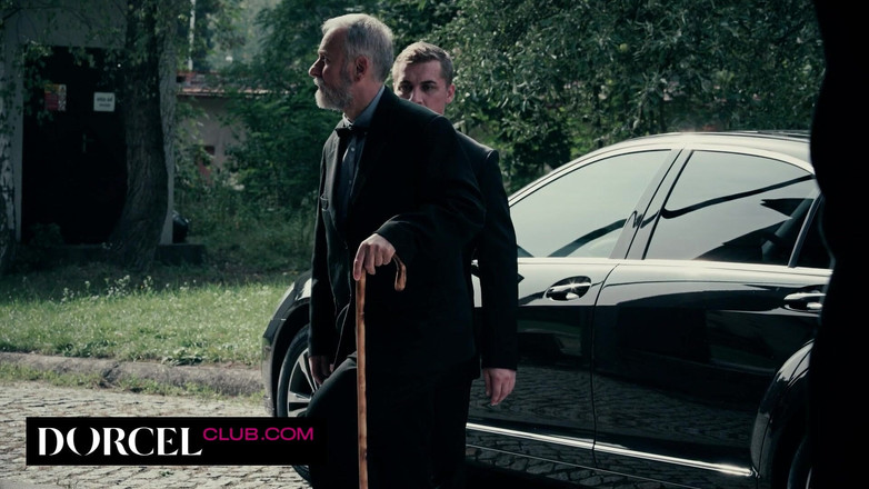 Dorcel Club: アレクシス・クリスタルは年配の男の命令で