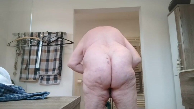 Karlchengeil: my ass- show marks, fart and beat
