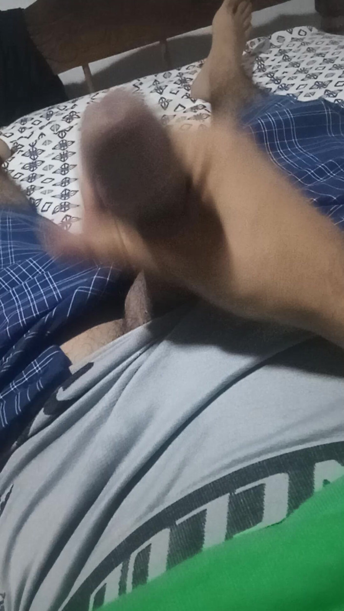Cute boy jerks off: Ladný muž masturbuje, zatímco jeho macecha si hraje ve druhé...